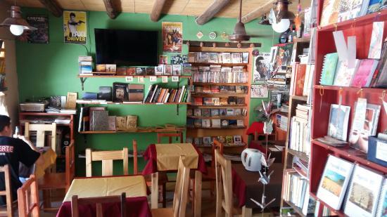 Punto y Coma Libros Café Musica