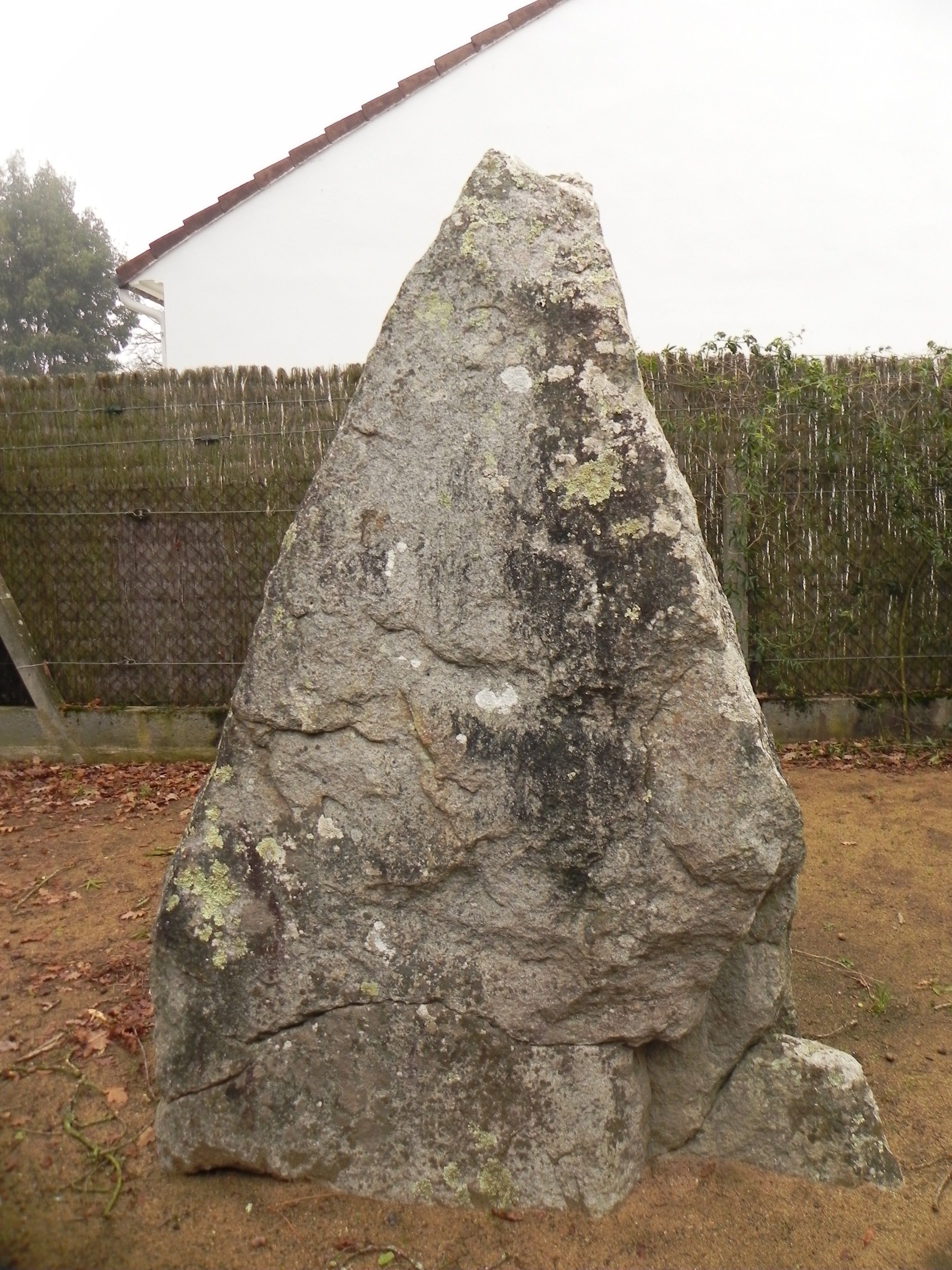 Pierres Couchees menhir